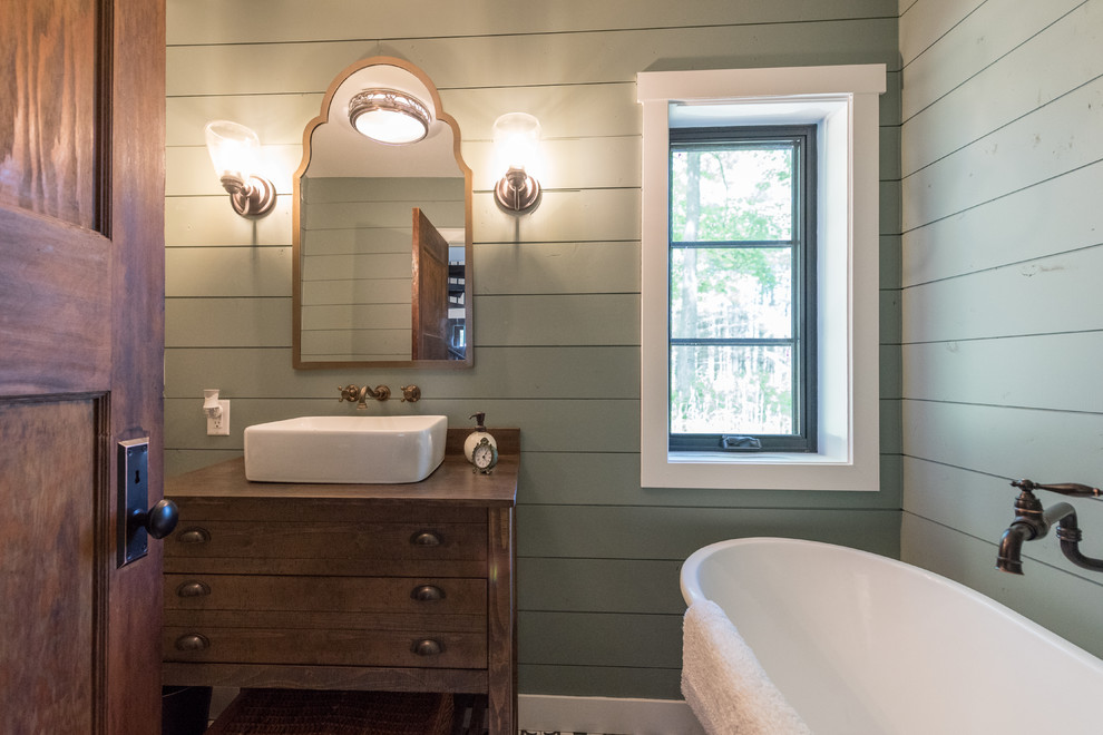 Inredning av ett rustikt litet brun brunt en-suite badrum, med möbel-liknande, skåp i mörkt trä, ett fristående badkar, gröna väggar, ett fristående handfat och bänkskiva i akrylsten