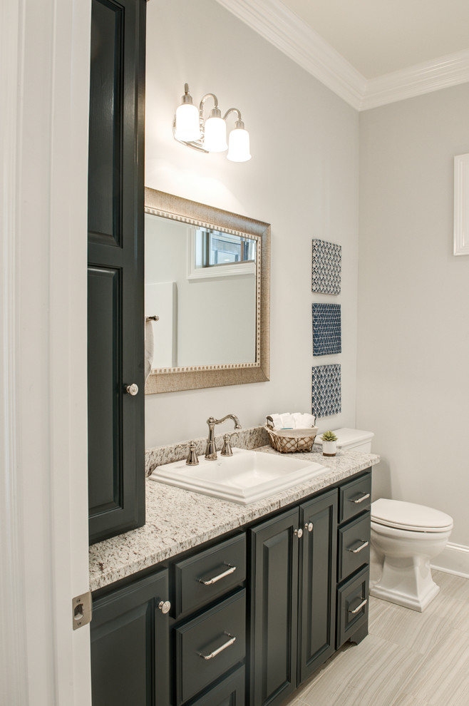 Immagine di una stanza da bagno padronale minimalista con vasca idromassaggio