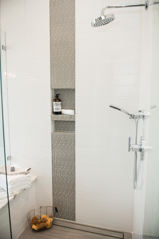 Cette image montre une salle de bain principale minimaliste avec un bain bouillonnant et une douche d'angle.