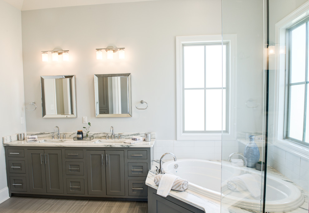 Immagine di una stanza da bagno padronale minimalista con vasca idromassaggio, doccia ad angolo e lavabo integrato