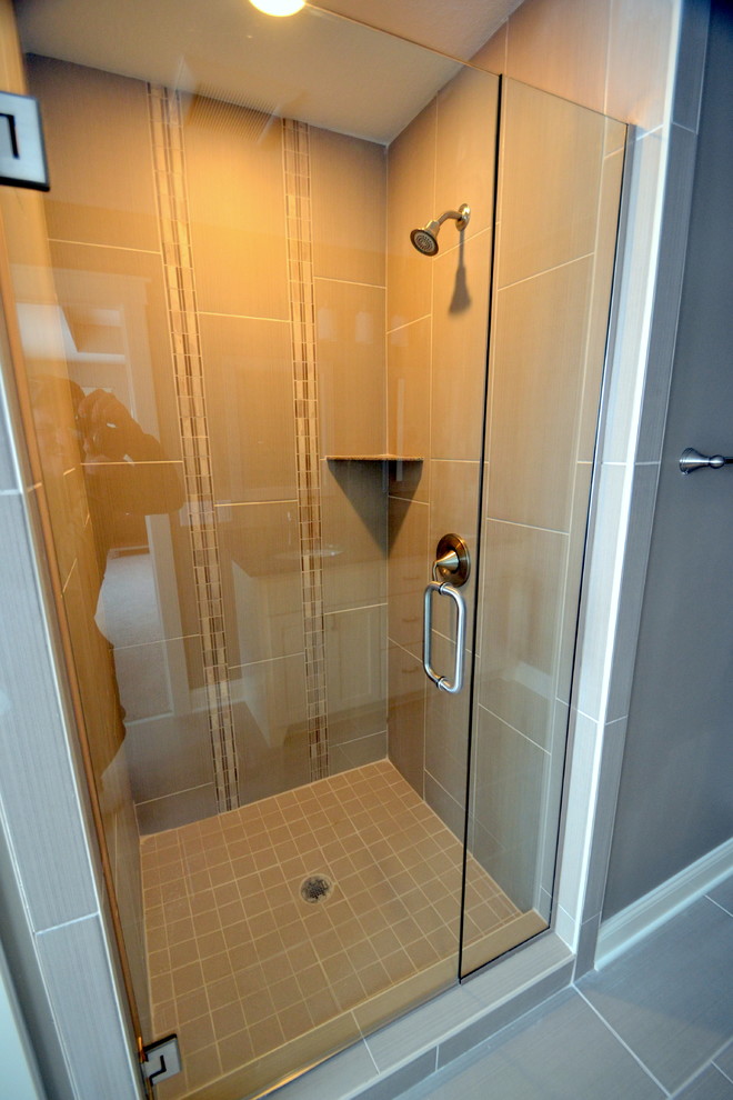 Foto di una stanza da bagno design con lavabo sottopiano, vasca freestanding, doccia alcova e piastrelle beige