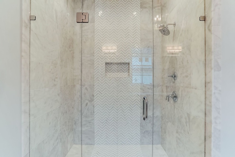 Idéer för ett stort klassiskt badrum, med en dusch i en alkov