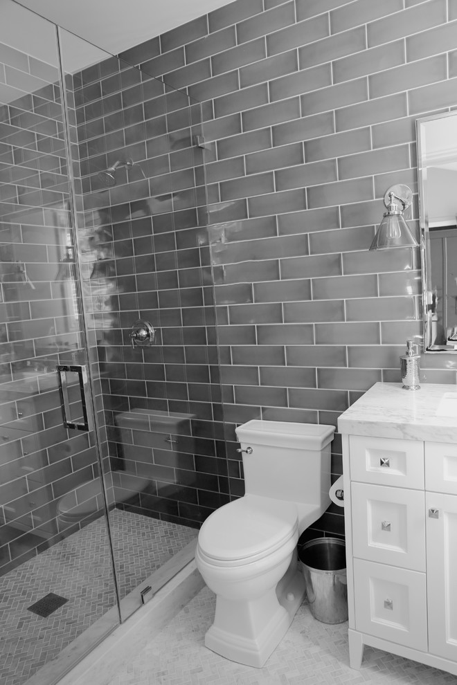 Kleines Klassisches Kinderbad mit verzierten Schränken, weißen Schränken, Duschnische, grauen Fliesen, Porzellan-Bodenfliesen, Unterbauwaschbecken und Falttür-Duschabtrennung in Los Angeles