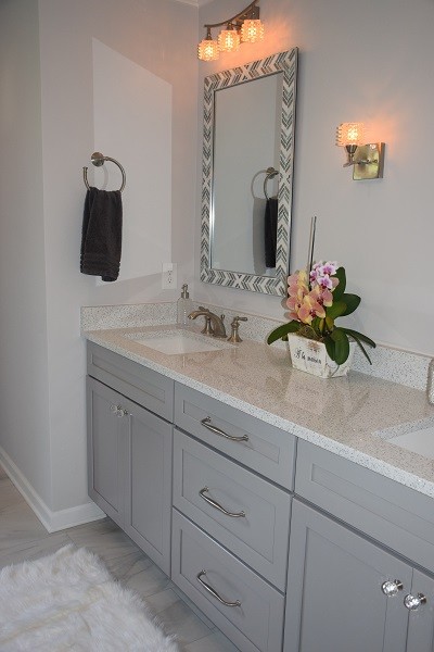 Photo of a medium sized classic ensuite bathroom in Baltimore with shaker cabinets, grey cabinets, an alcove shower, a one-piece toilet, grey tiles, glass tiles, grey walls, porcelain flooring, a submerged sink, engineered stone worktops, grey floors and a hinged door.