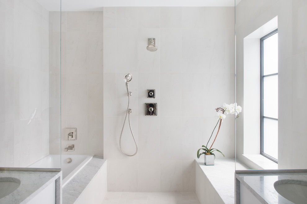 Foto di una stanza da bagno moderna con lavabo sottopiano, top in marmo, vasca da incasso, doccia aperta, pareti bianche e doccia aperta