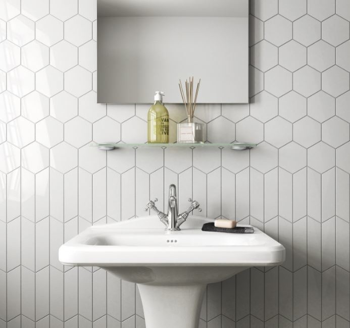 Foto di una stanza da bagno per bambini minimal di medie dimensioni con piastrelle bianche, piastrelle in ceramica, pareti bianche, pavimento in gres porcellanato e pavimento bianco
