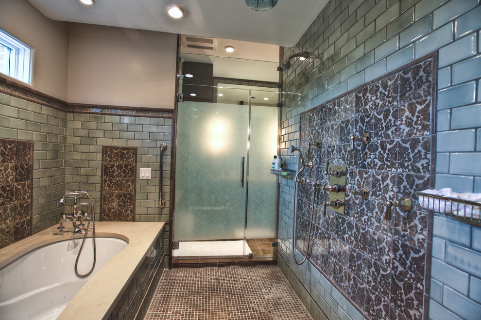 Klassisches Badezimmer mit Unterbauwanne, Duschnische und farbigen Fliesen in Houston