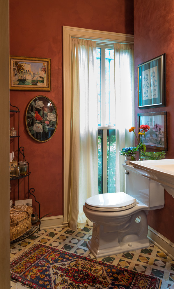 Kleines Klassisches Duschbad mit Wandtoilette mit Spülkasten, weißen Fliesen, roter Wandfarbe und Marmorboden in Washington, D.C.