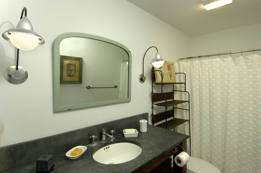 Источник вдохновения для домашнего уюта: ванная комната среднего размера в стиле кантри с открытыми фасадами, бежевыми фасадами, полновстраиваемой ванной, душем в нише, раздельным унитазом, бежевой плиткой, керамической плиткой, белыми стенами, полом из известняка, душевой кабиной, врезной раковиной, столешницей из гранита, серым полом и шторкой для ванной