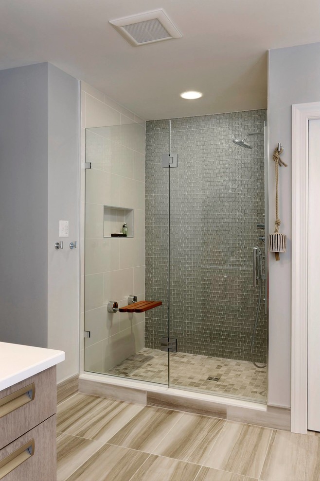 Idées déco pour une salle de bain moderne en bois brun de taille moyenne avec un placard à porte plane, un mur bleu, un sol en carrelage de céramique, un lavabo encastré et un plan de toilette en marbre.