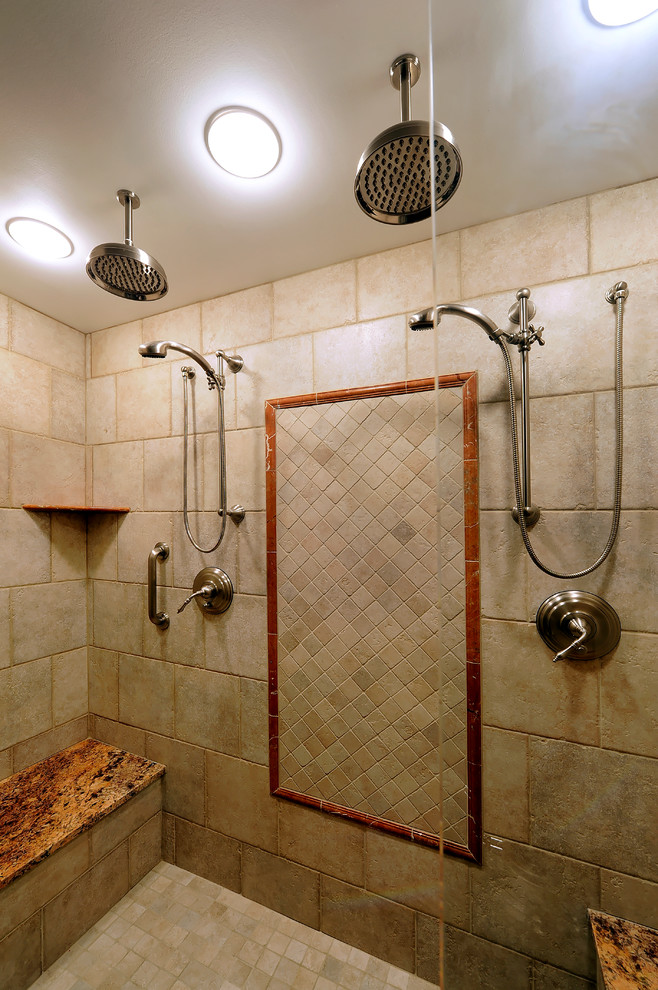 Inredning av ett klassiskt stort en-suite badrum, med luckor med infälld panel, vita skåp, en dusch i en alkov, brun kakel, keramikplattor, svarta väggar, klinkergolv i keramik, ett undermonterad handfat, granitbänkskiva, beiget golv och dusch med gångjärnsdörr