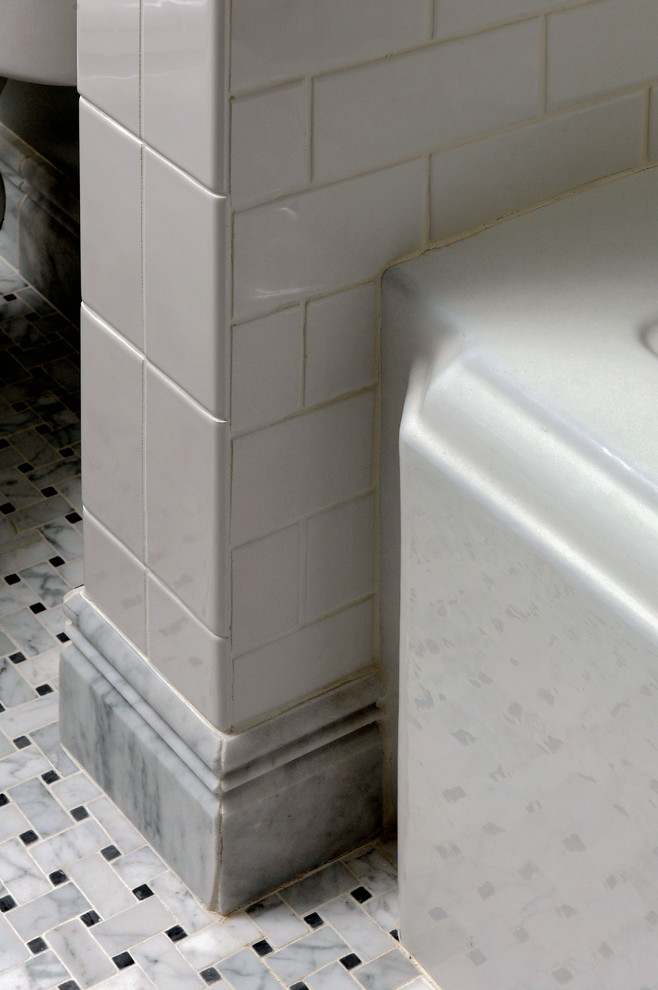 На фото: главная ванная комната среднего размера в классическом стиле с фасадами с утопленной филенкой, коричневыми фасадами, полновстраиваемой ванной, душем над ванной, раздельным унитазом, белой плиткой, плиткой кабанчик, зелеными стенами, полом из мозаичной плитки, врезной раковиной, мраморной столешницей, белым полом и шторкой для ванной