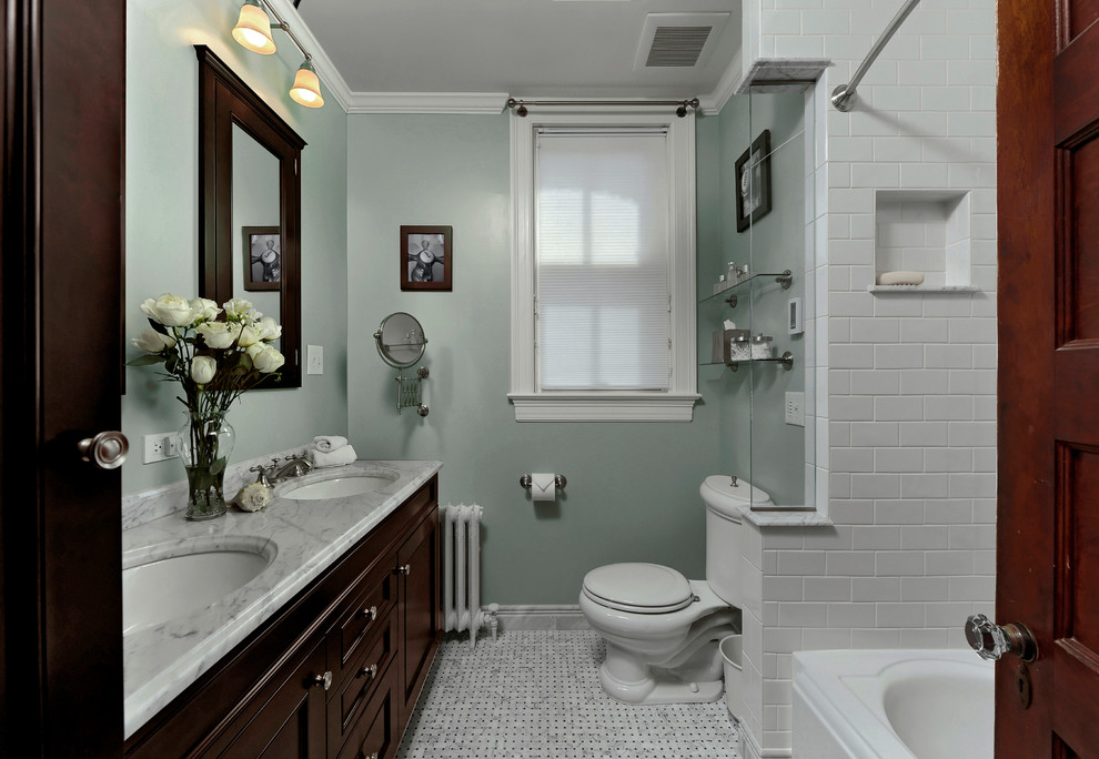 Пример оригинального дизайна: главная ванная комната среднего размера в классическом стиле с фасадами с утопленной филенкой, коричневыми фасадами, полновстраиваемой ванной, душем над ванной, раздельным унитазом, белой плиткой, плиткой кабанчик, зелеными стенами, полом из мозаичной плитки, врезной раковиной, мраморной столешницей, белым полом и шторкой для ванной