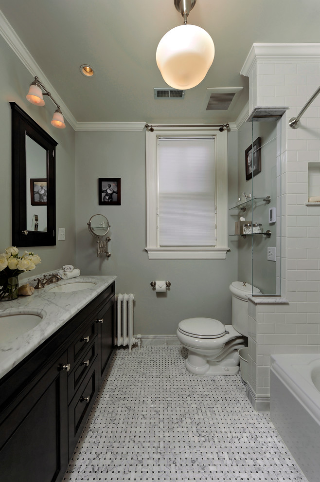 Idée de décoration pour une salle de bain principale tradition de taille moyenne avec un placard avec porte à panneau encastré, des portes de placard marrons, une baignoire encastrée, un combiné douche/baignoire, WC séparés, un carrelage blanc, un carrelage métro, un mur vert, un sol en carrelage de terre cuite, un lavabo encastré, un plan de toilette en marbre, un sol blanc et une cabine de douche avec un rideau.