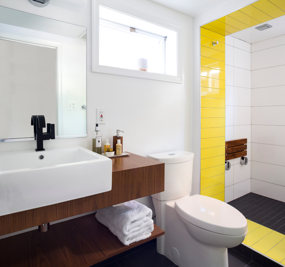 Cette image montre une petite salle de bain principale design en bois foncé avec un mur blanc, un placard sans porte, une douche ouverte, WC séparés, un carrelage noir, un carrelage blanc, un carrelage jaune, une vasque, un plan de toilette en bois, aucune cabine et un plan de toilette marron.