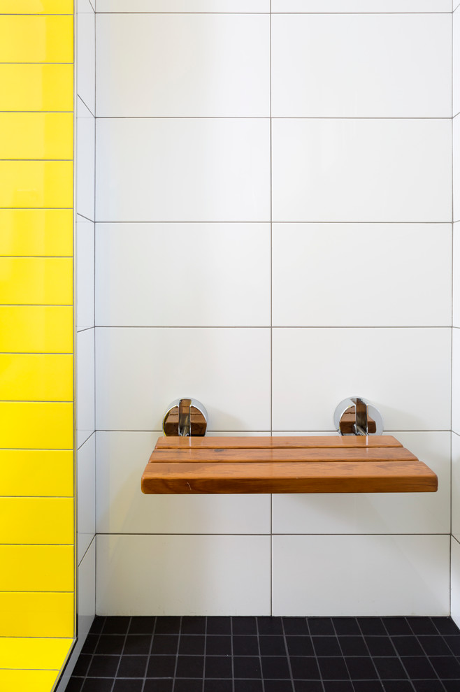 Свежая идея для дизайна: маленькая главная ванная комната в современном стиле с белыми стенами для на участке и в саду - отличное фото интерьера