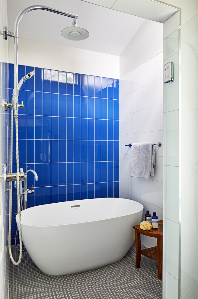 Пример оригинального дизайна: ванная комната в современном стиле с синей плиткой, полом из мозаичной плитки и серым полом