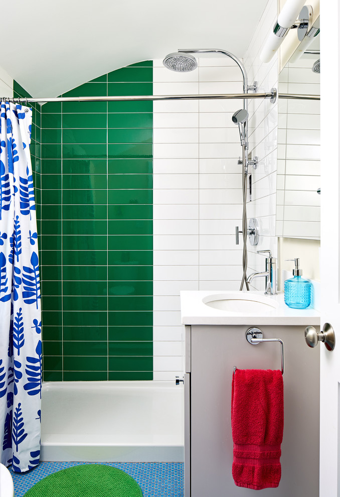 Ispirazione per una stanza da bagno contemporanea con ante grigie, piastrelle verdi, lavabo sottopiano, pavimento blu, doccia con tenda e top bianco
