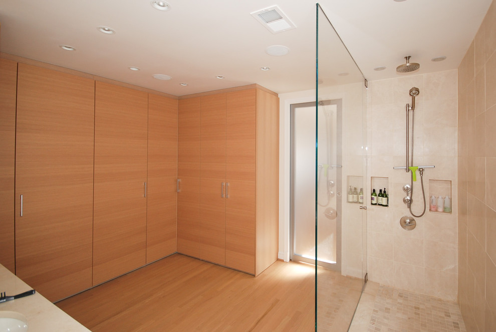 Стильный дизайн: ванная комната в современном стиле с плоскими фасадами, светлыми деревянными фасадами, душем без бортиков и бежевой плиткой - последний тренд
