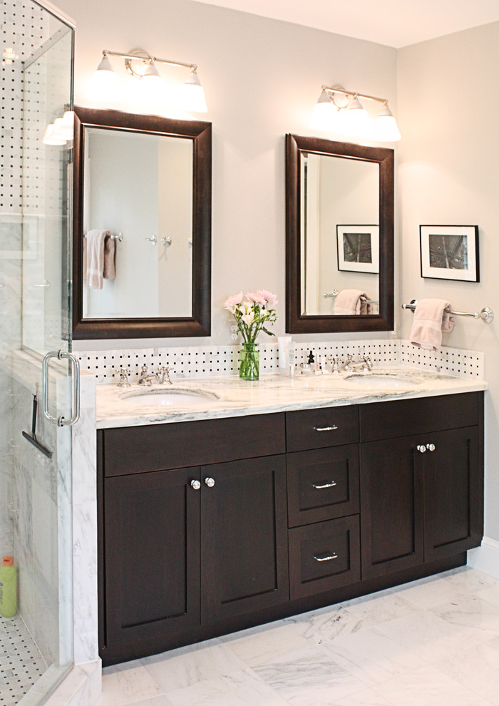 На фото: главная ванная комната среднего размера в классическом стиле с врезной раковиной, фасадами с утопленной филенкой, темными деревянными фасадами, мраморной столешницей, угловым душем, серыми стенами, мраморным полом, черно-белой плиткой и керамической плиткой с