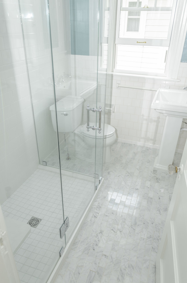 Idee per una piccola stanza da bagno american style con doccia ad angolo, WC a due pezzi, piastrelle bianche, piastrelle in ceramica, pareti blu, pavimento in marmo e lavabo a colonna