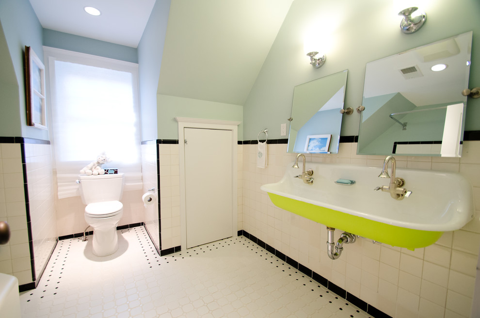 Idéer för ett klassiskt badrum, med ett väggmonterat handfat och en toalettstol med separat cisternkåpa