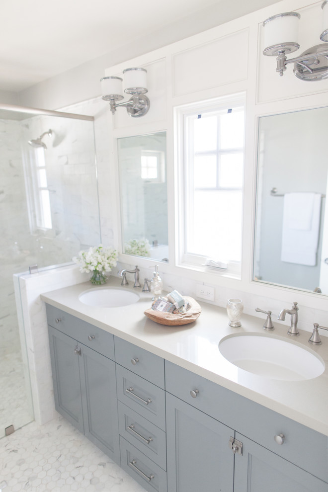 Kleines Klassisches Badezimmer En Suite mit Schrankfronten im Shaker-Stil, blauen Schränken, Steinfliesen und Quarzwerkstein-Waschtisch in Orange County