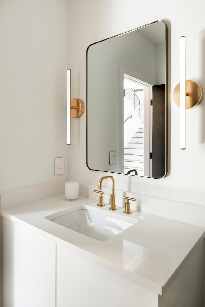 Ejemplo de cuarto de baño moderno de tamaño medio con puertas de armario blancas, baldosas y/o azulejos blancos y paredes blancas
