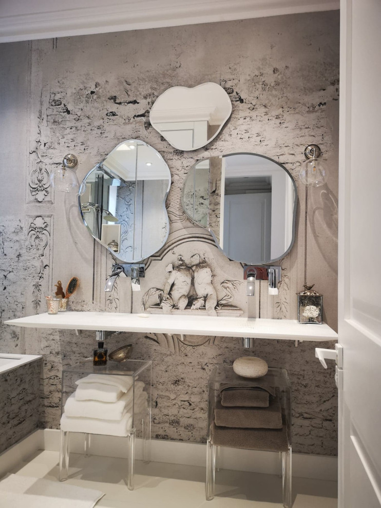 Стильный дизайн: ванная комната в стиле ретро с зеркальной плиткой, серыми стенами, подвесной раковиной, белым полом и белой столешницей - последний тренд