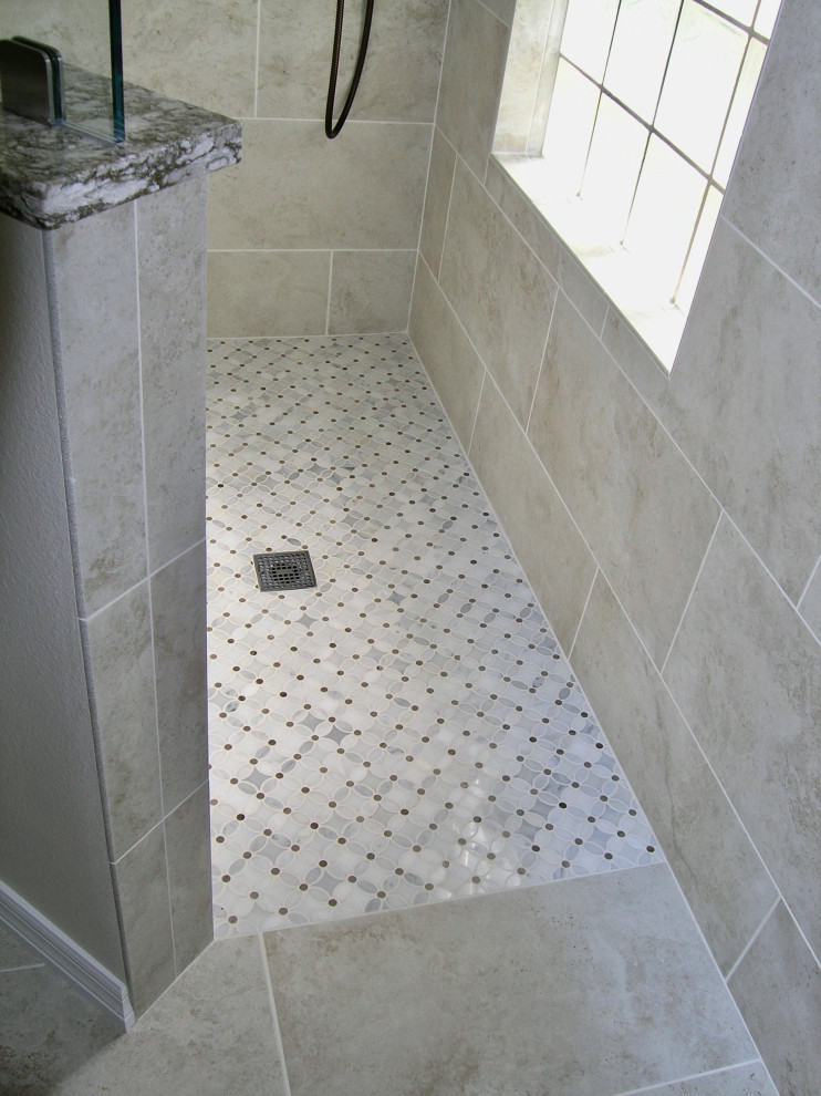 Exempel på ett mellanstort klassiskt beige beige en-suite badrum, med luckor med upphöjd panel, vita skåp, en kantlös dusch, en toalettstol med separat cisternkåpa, beige kakel, porslinskakel, beige väggar, klinkergolv i porslin, ett undermonterad handfat, granitbänkskiva, beiget golv och med dusch som är öppen