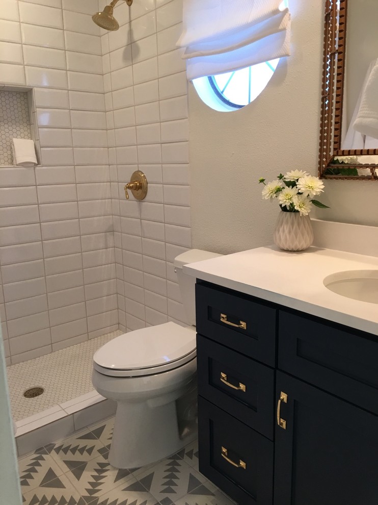 Exempel på ett litet modernt vit vitt badrum med dusch, med skåp i shakerstil, svarta skåp, en dusch i en alkov, en toalettstol med separat cisternkåpa, vit kakel, keramikplattor, vita väggar, klinkergolv i keramik, ett undermonterad handfat, bänkskiva i kvarts, grått golv och med dusch som är öppen