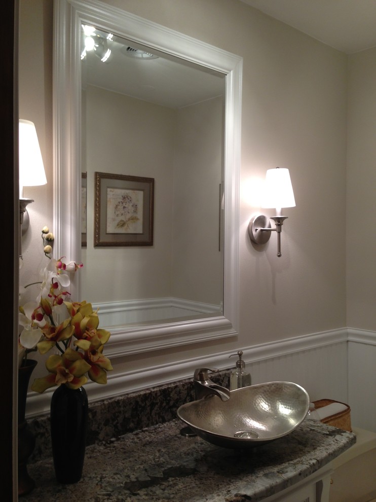 Idee per una piccola stanza da bagno con doccia stile shabby con lavabo a bacinella, ante bianche, top in marmo, piastrelle bianche, piastrelle in ceramica e pareti grigie