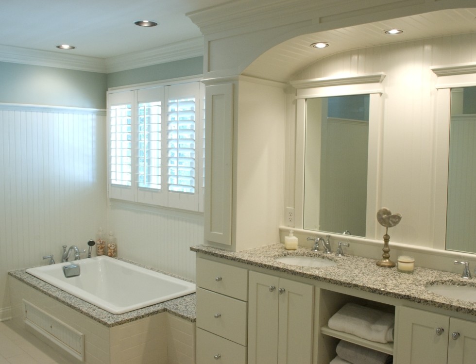 Пример оригинального дизайна: большая ванная комната в морском стиле с плоскими фасадами, белыми фасадами, накладной ванной, синими стенами, полом из керамической плитки, врезной раковиной и столешницей из гранита