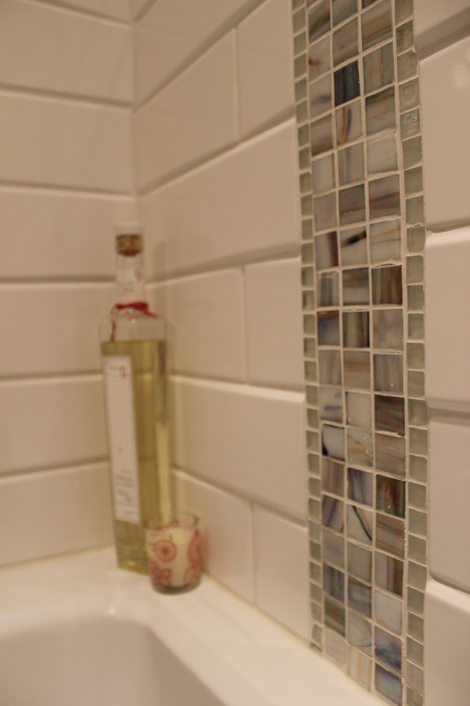 Inspiration för ett mellanstort vintage vit vitt badrum med dusch, med släta luckor, skåp i mellenmörkt trä, ett badkar i en alkov, en dusch/badkar-kombination, en toalettstol med separat cisternkåpa, beige väggar, klinkergolv i porslin, ett undermonterad handfat, bänkskiva i kvarts, beiget golv och dusch med duschdraperi