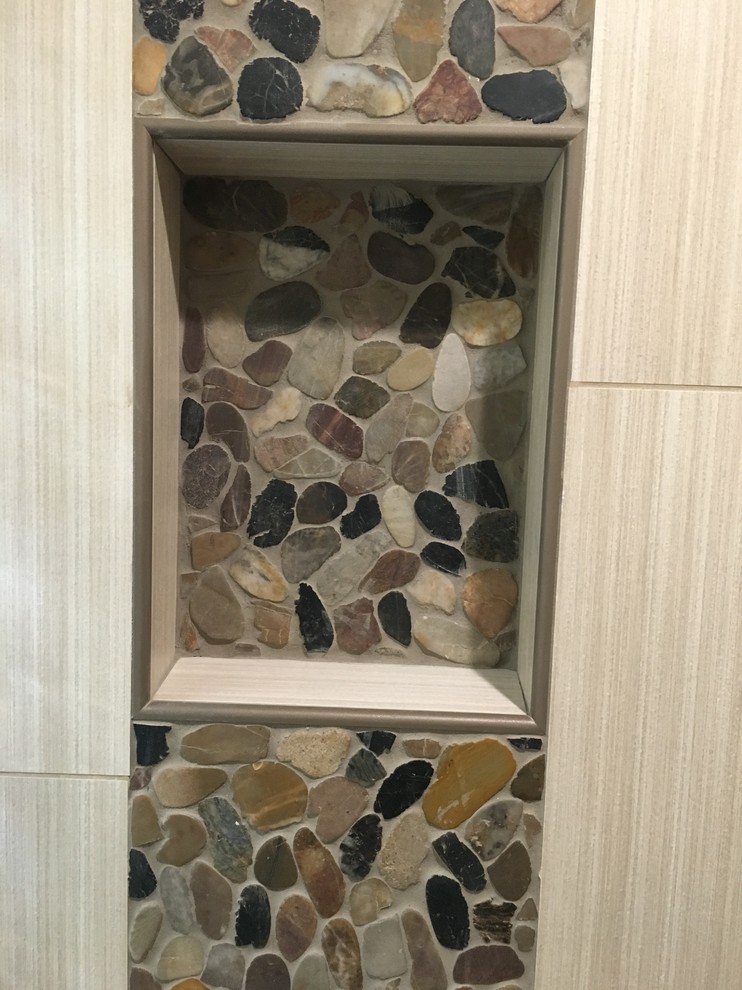 Exemple d'une salle de bain tendance en bois brun de taille moyenne avec une douche à l'italienne, WC séparés, un carrelage beige, des carreaux de porcelaine, un mur beige, un sol en galet et un plan de toilette en quartz modifié.