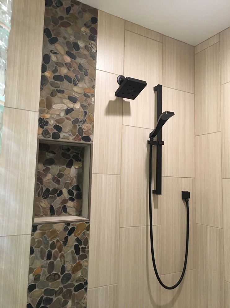 Mittelgroßes Modernes Badezimmer mit bodengleicher Dusche, Wandtoilette mit Spülkasten, beigen Fliesen, beiger Wandfarbe, hellbraunen Holzschränken, Kieselfliesen, Kiesel-Bodenfliesen und Quarzwerkstein-Waschtisch in Sacramento