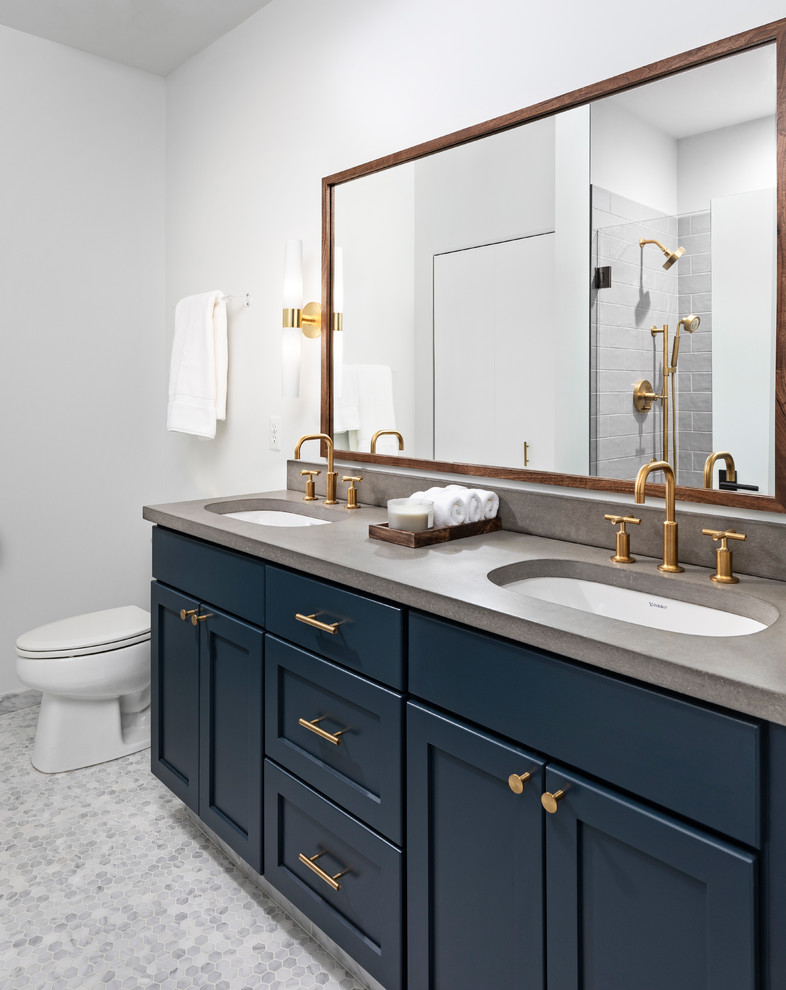Inredning av ett eklektiskt mellanstort grå grått en-suite badrum, med luckor med infälld panel, en dusch i en alkov, vita väggar, dusch med gångjärnsdörr, blå skåp, grå kakel, marmorgolv, ett nedsänkt handfat, grått golv och bänkskiva i betong