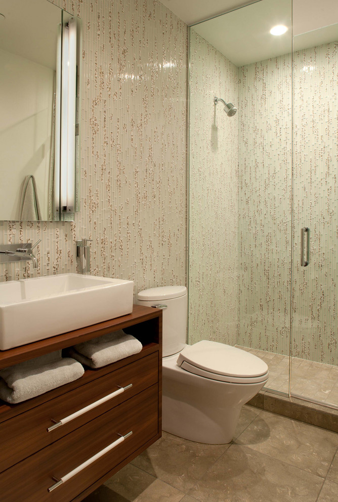 Bild på ett stort funkis en-suite badrum, med släta luckor, skåp i mörkt trä, en dusch i en alkov, grå väggar, klinkergolv i porslin, ett nedsänkt handfat, brunt golv och dusch med gångjärnsdörr