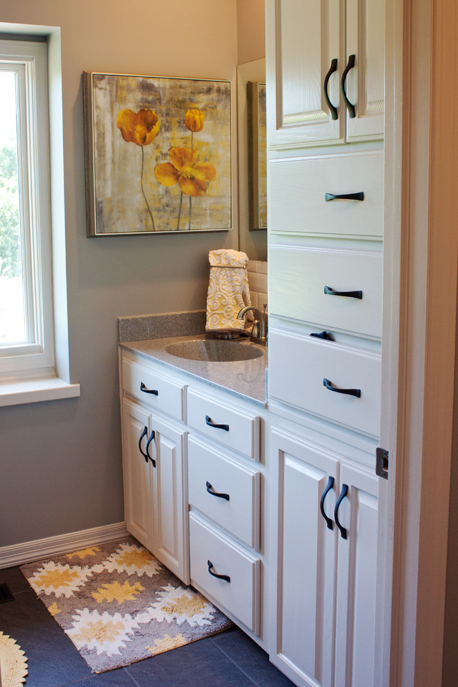 Imagen de cuarto de baño clásico con puertas de armario blancas, ducha a ras de suelo, paredes grises y suelo de baldosas de cerámica
