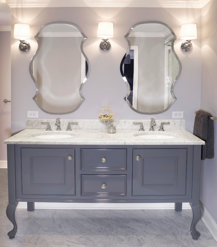 Bild på ett mellanstort vintage vit vitt en-suite badrum, med grå skåp, en dusch i en alkov, grå väggar, klinkergolv i keramik, ett undermonterad handfat, marmorbänkskiva, grått golv och dusch med gångjärnsdörr