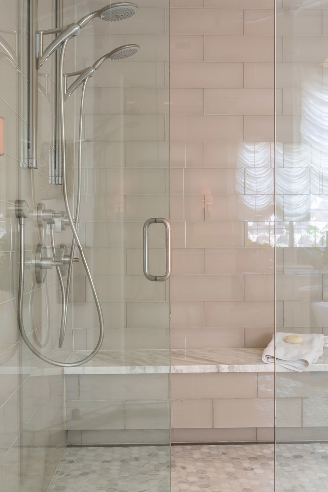 Immagine di una grande stanza da bagno padronale mediterranea con ante in stile shaker, ante bianche, vasca freestanding, piastrelle grigie, piastrelle di vetro, pareti bianche, pavimento in marmo, lavabo sottopiano e top in marmo