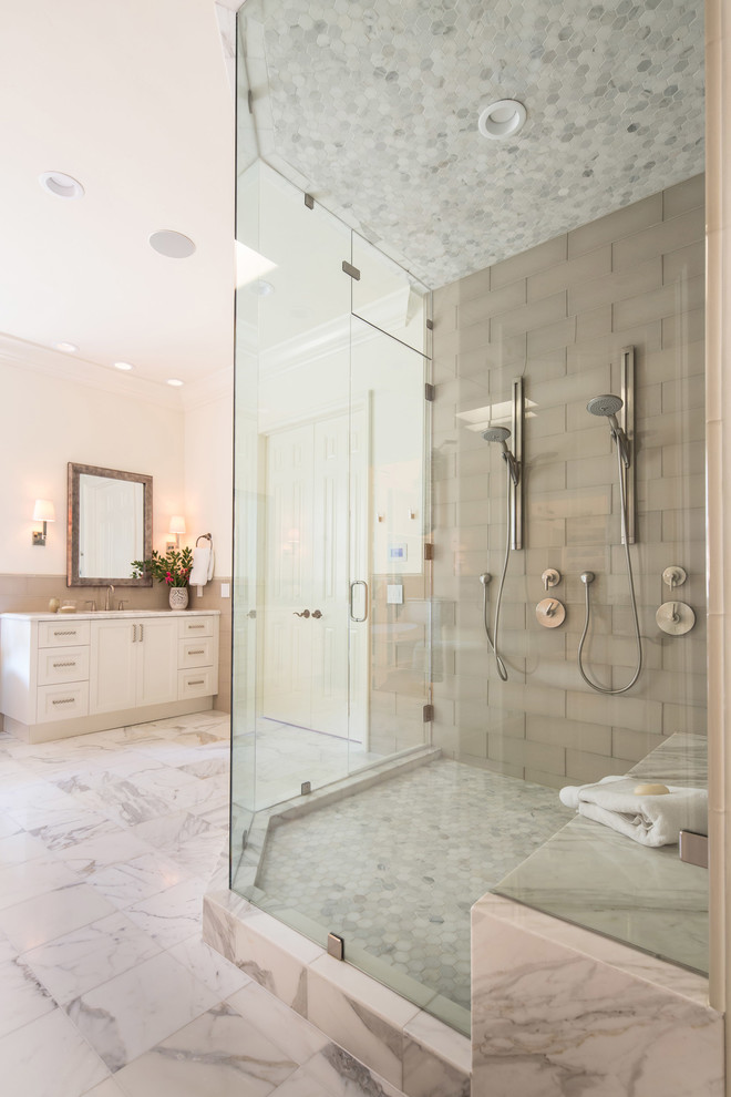 Стильный дизайн: большая главная ванная комната в классическом стиле с фасадами в стиле шейкер, белыми фасадами, отдельно стоящей ванной, серой плиткой, стеклянной плиткой, белыми стенами, мраморным полом, врезной раковиной, мраморной столешницей, двойным душем и душем с распашными дверями - последний тренд