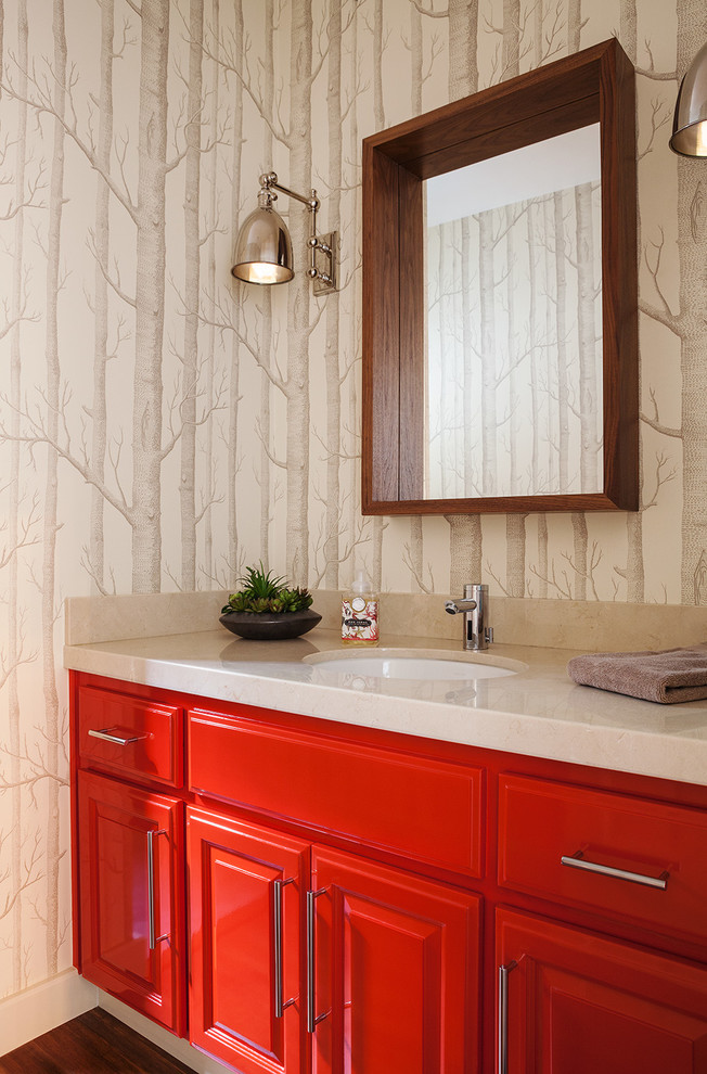 На фото: ванная комната в стиле неоклассика (современная классика) с врезной раковиной, фасадами с выступающей филенкой, красными фасадами и разноцветными стенами с