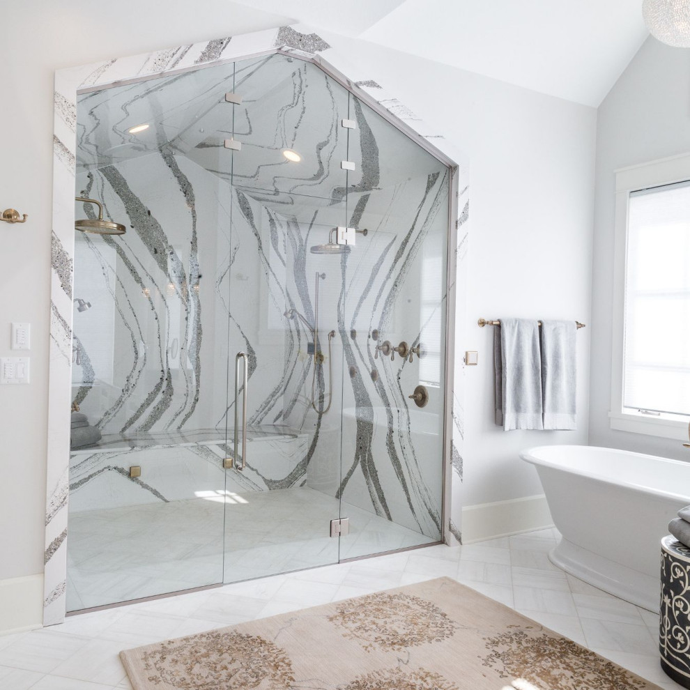 Immagine di una stanza da bagno tradizionale con vasca freestanding, doccia alcova, piastrelle bianche, pareti grigie, pavimento bianco, porta doccia a battente, panca da doccia e soffitto a volta