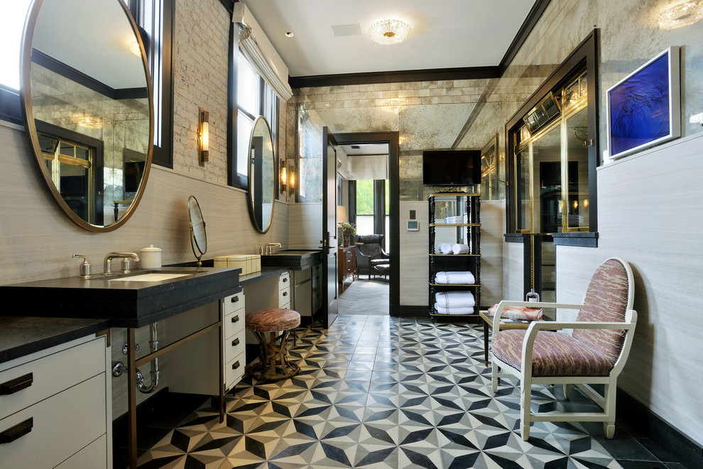 Imagen de cuarto de baño principal tradicional renovado con armarios con paneles lisos, puertas de armario blancas, lavabo bajoencimera y ventanas