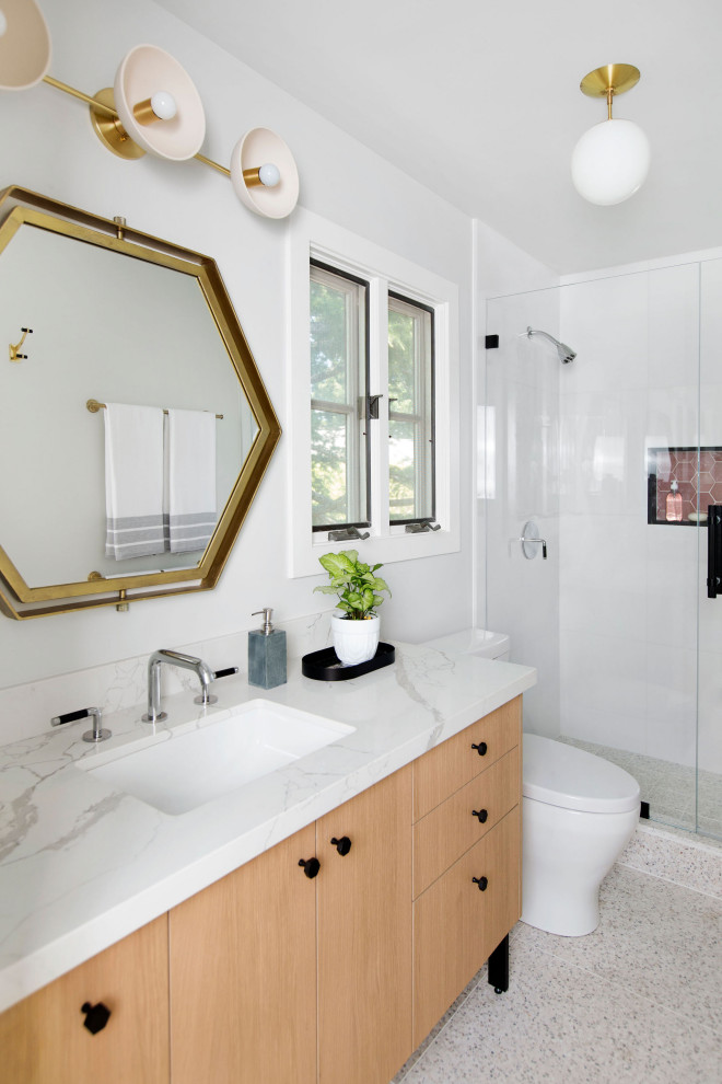 Стильный дизайн: ванная комната среднего размера в современном стиле с плоскими фасадами, светлыми деревянными фасадами, душем в нише, раздельным унитазом, белой плиткой, керамогранитной плиткой, серыми стенами, полом из терраццо, душевой кабиной, врезной раковиной, столешницей из искусственного кварца, белым полом, душем с распашными дверями, белой столешницей, тумбой под одну раковину и напольной тумбой - последний тренд