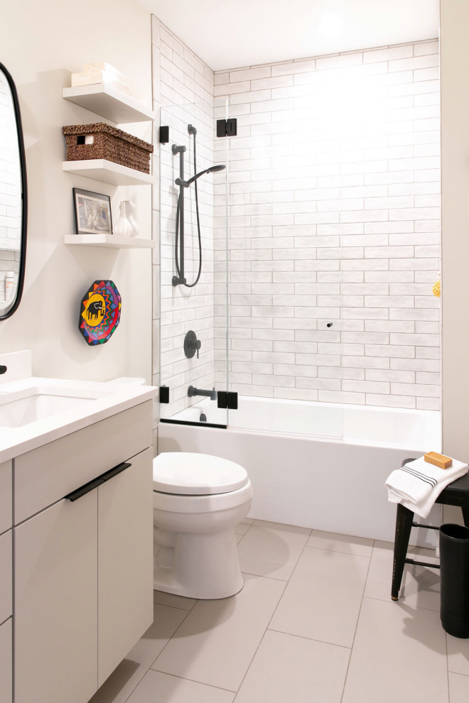Inredning av ett modernt litet vit vitt badrum, med släta luckor, beige skåp, ett badkar i en alkov, en dusch/badkar-kombination, en toalettstol med separat cisternkåpa, vit kakel, keramikplattor, vita väggar, klinkergolv i porslin, ett undermonterad handfat, bänkskiva i kvarts, beiget golv och dusch med gångjärnsdörr