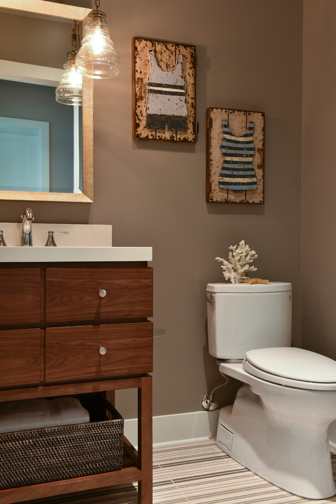Inspiration pour une salle d'eau traditionnelle en bois brun de taille moyenne avec un lavabo encastré, un placard à porte plane, un plan de toilette en quartz modifié, WC séparés, un mur gris et un sol en carrelage de porcelaine.