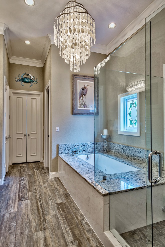 Großes Shabby-Style Badezimmer En Suite mit grauen Schränken, Unterbauwanne, offener Dusche, grauen Fliesen, Porzellanfliesen, grauer Wandfarbe, Porzellan-Bodenfliesen, Unterbauwaschbecken und Quarzwerkstein-Waschtisch in Miami