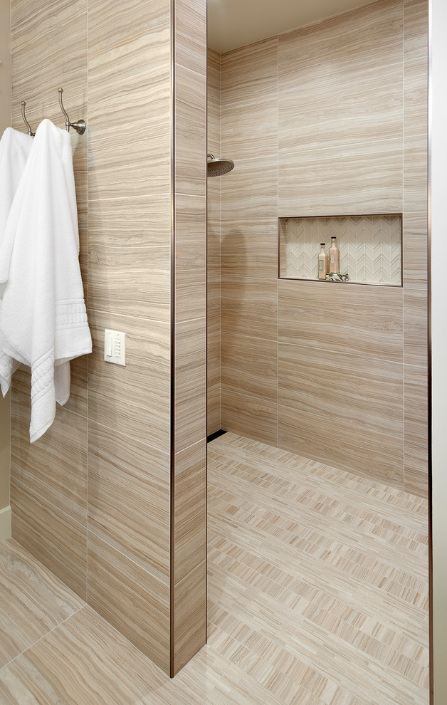 Foto di una stanza da bagno padronale design di medie dimensioni con doccia a filo pavimento, piastrelle beige, piastrelle in ceramica e pavimento con piastrelle in ceramica